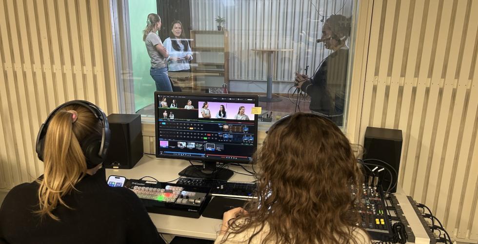 studenter i TV-studio for Livesending