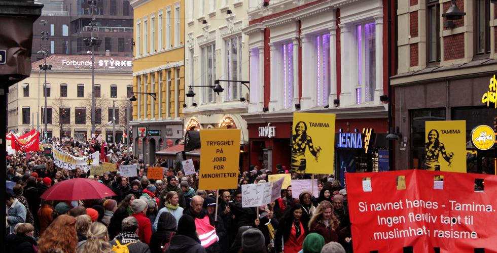 8. mars toget g&aring;r gjennom gatene med skilt for Tamima