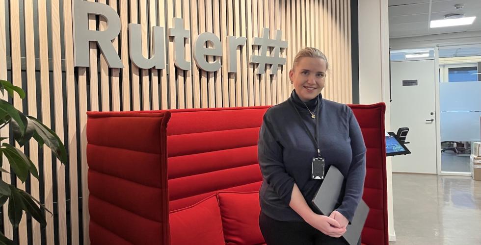 Malin Albertsen Gj&oslash;rv (31) har ansvaret for Ruters daglige meldinger p&aring; kollektivtransporten.