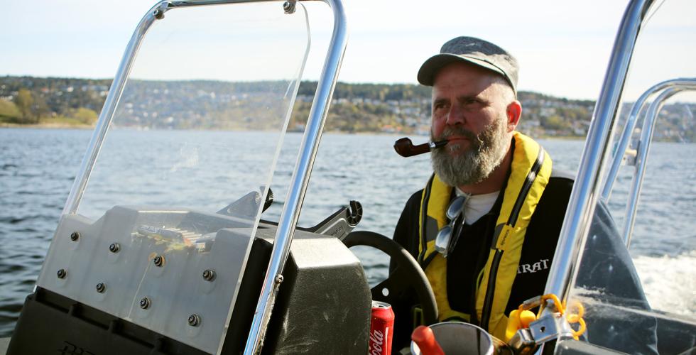 Andreas Brandvoll kj&oslash;rer b&aring;ten for &aring; finne strender han kan plukke s&oslash;ppel p&aring;. 