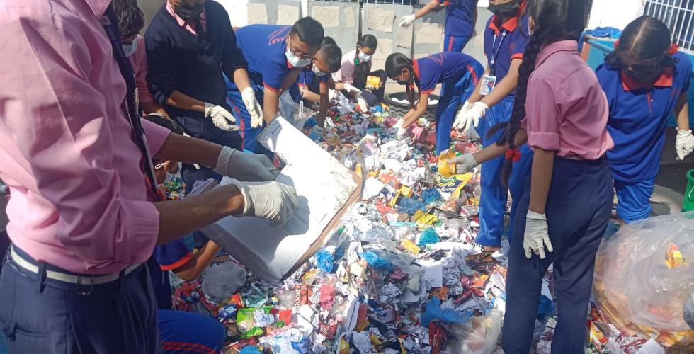 Barn som jobber med s&oslash;ppel i Nepal