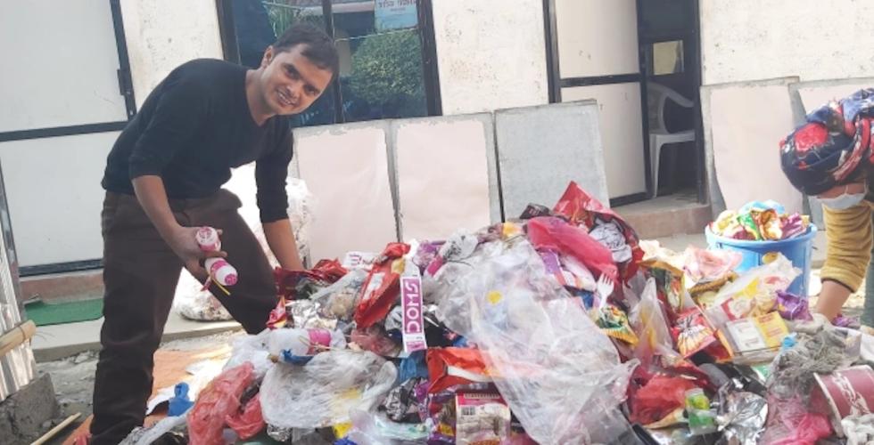 Devendra Adhikari jobber med s&oslash;ppel