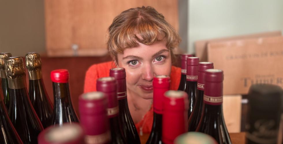 Fredrikke Blekastad bak vinflasker