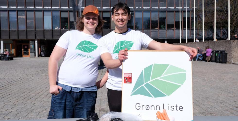 Philip Heng og Batuhan Akpinar st&aring;r p&aring; valgtorg p&aring; Frederikkeplassen p&aring; Blindern nest siste dag av valgperioden