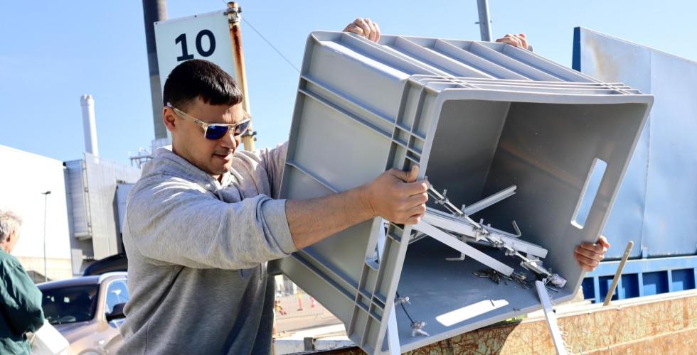 Mann kaster s&oslash;ppel.