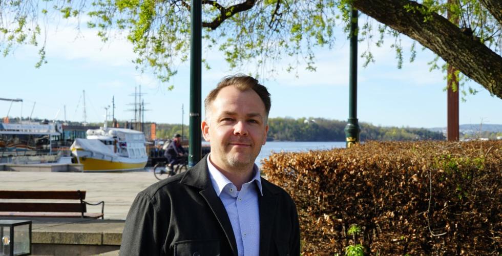 Kenneth Juul st&aring;r med Aker brygge i bakgrunnen
