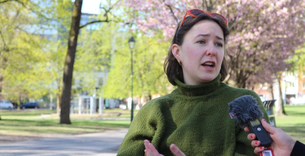 Lydia &Oslash;fsti Hesje snakker engasjert til Journalen