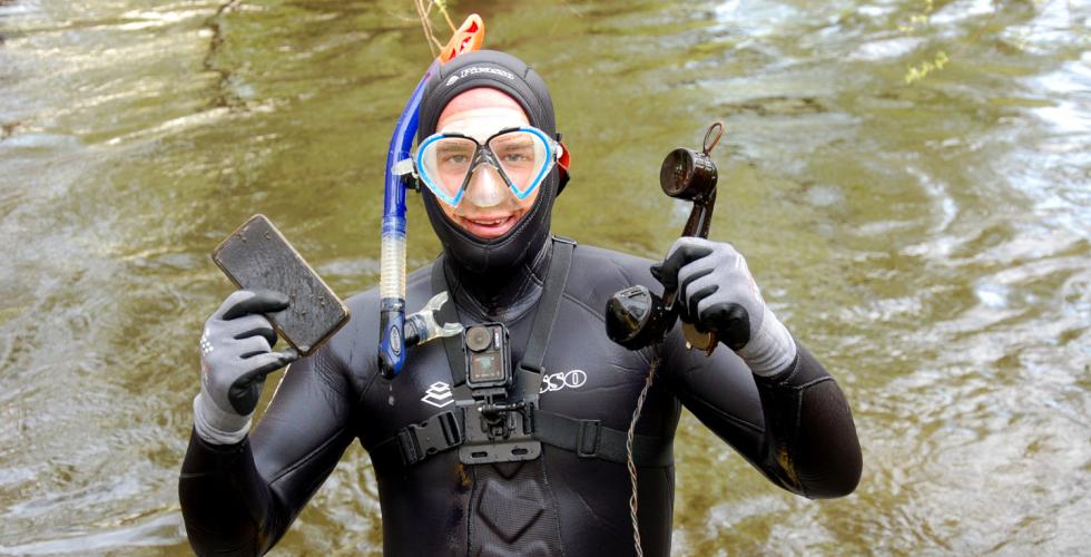 Markus kommer opp av elva med skrot-skatter