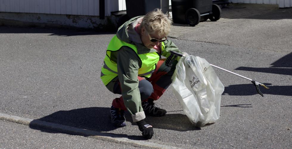 May-Brit Gamo b&oslash;yer seg ned for &aring; plukke s&oslash;ppel