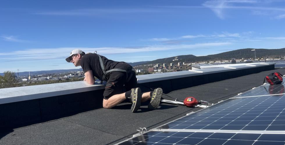 P&eacute;tur N&iacute;elsson sjekker solcelleanlegg.