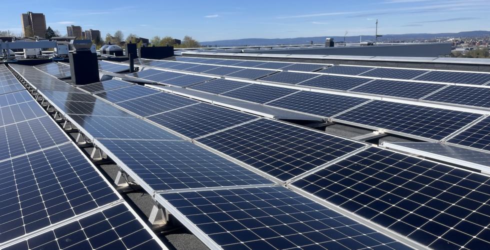 Solcellepaner dekker taket p&aring; Lindeberg sykehjem.