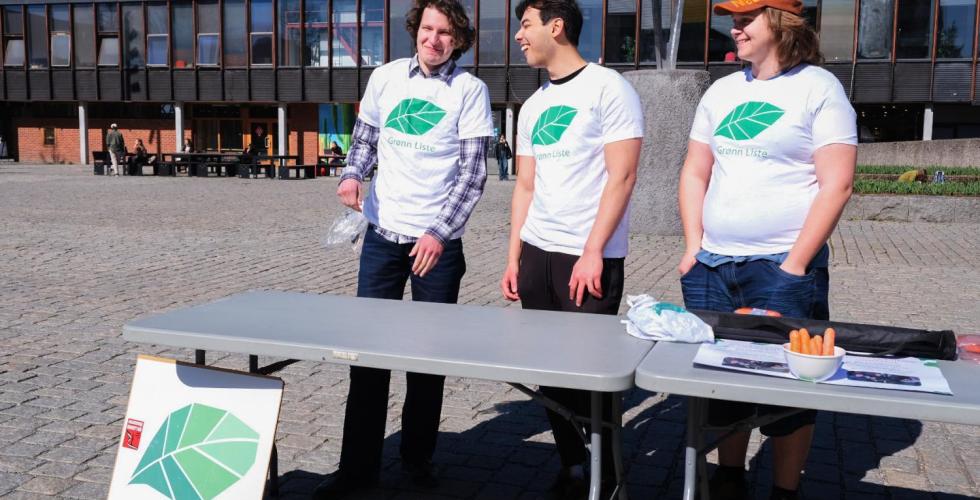 Philip Heng, Batuhan Akpinar og Hallvard Eika klar for en dag p&aring; valgboden. 