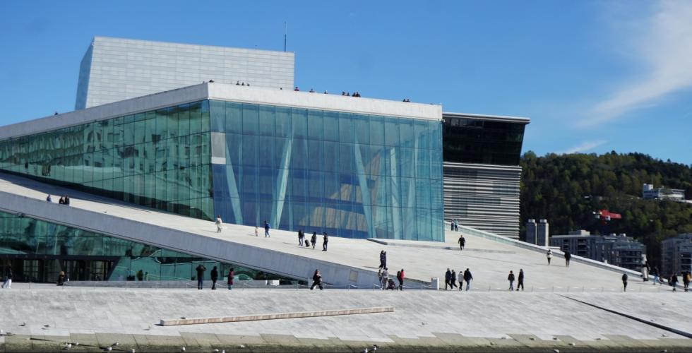 Operaen fra andre siden av vannet