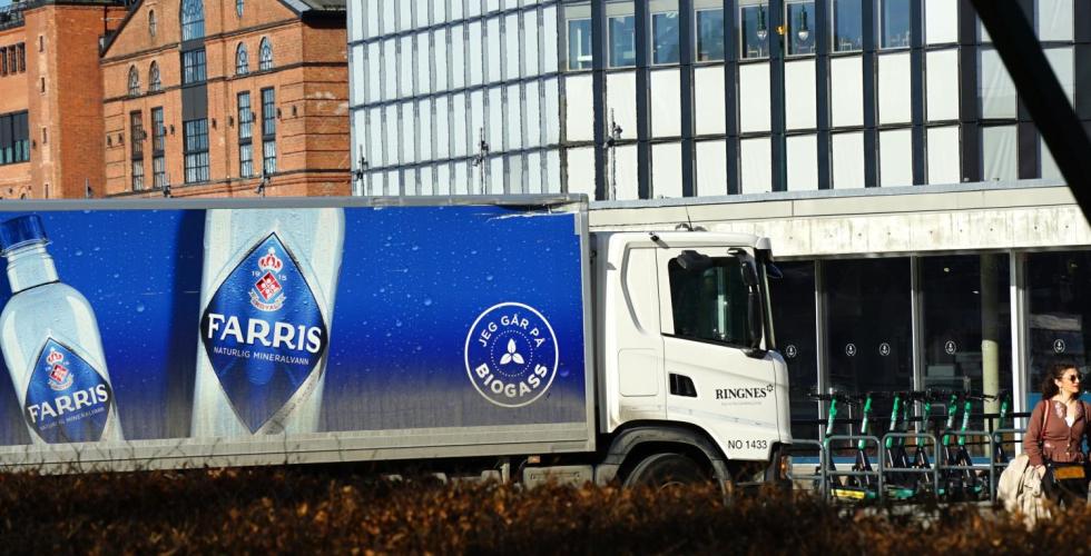 Ringnes varebil som kj&oslash;rer ved Aker brygge