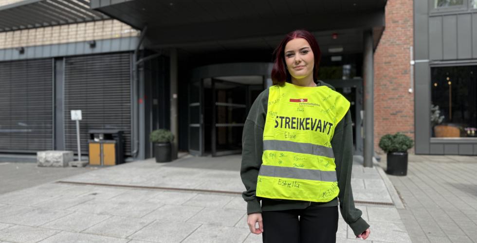 Streiker med gul vest foran Scandic Helsfyr