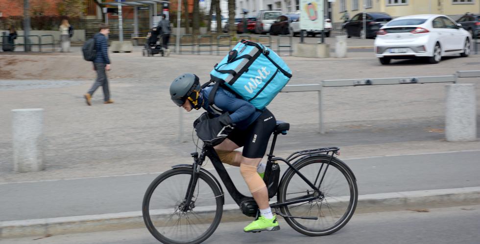 Wolt-bud Sondre Bj&oslash;rkelund i fart p&aring; sykkelen sin