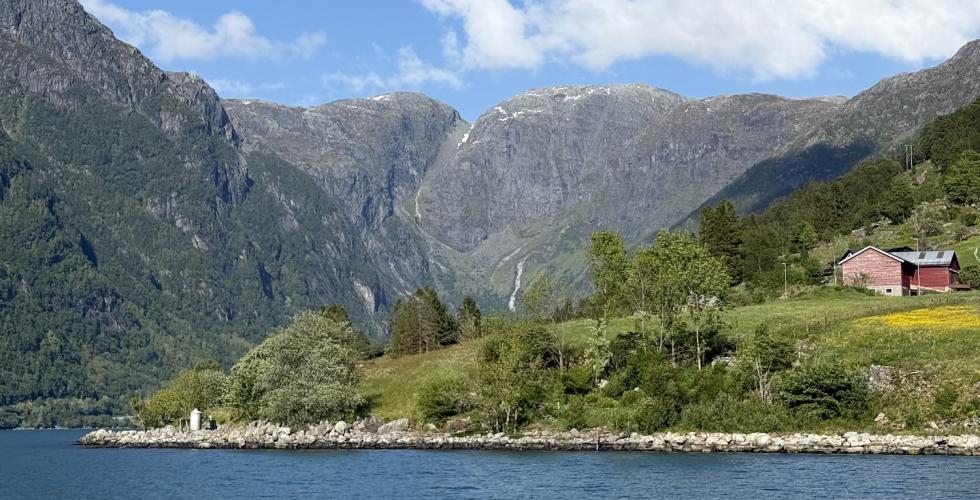 Bilde av en fjord p&aring; vestlandet