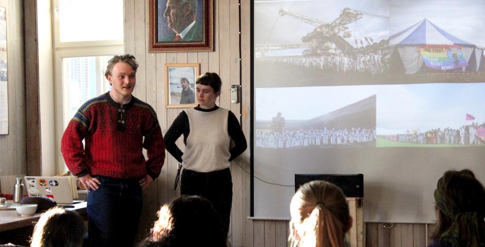 2 personer informerer foran en pp