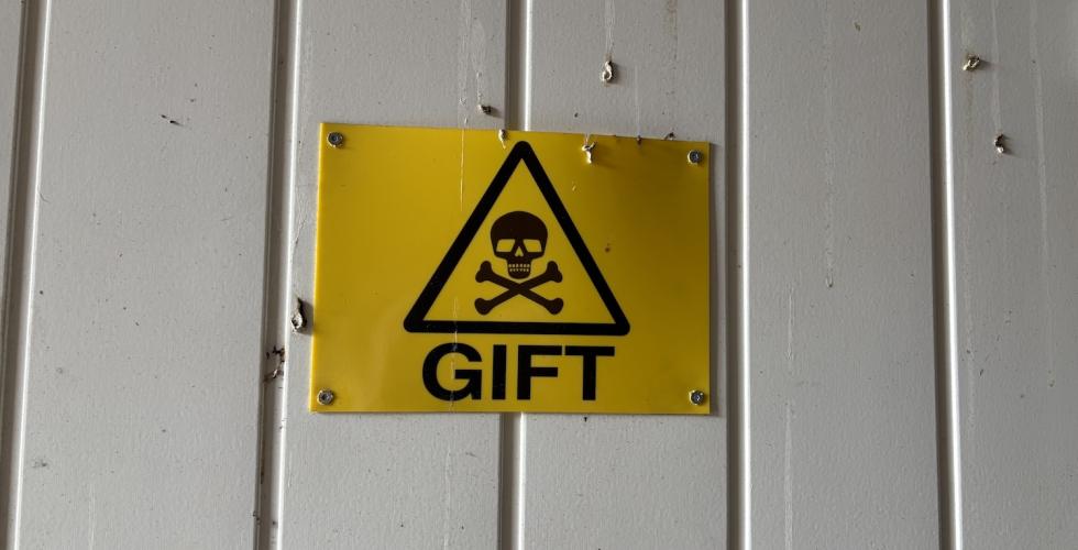 Bak denne d&oslash;ren finner vi det omdiskuterte plantevernmiddelet glyfosat.