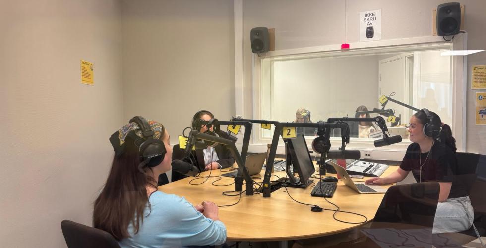 Fra studio: Live radiosending om is