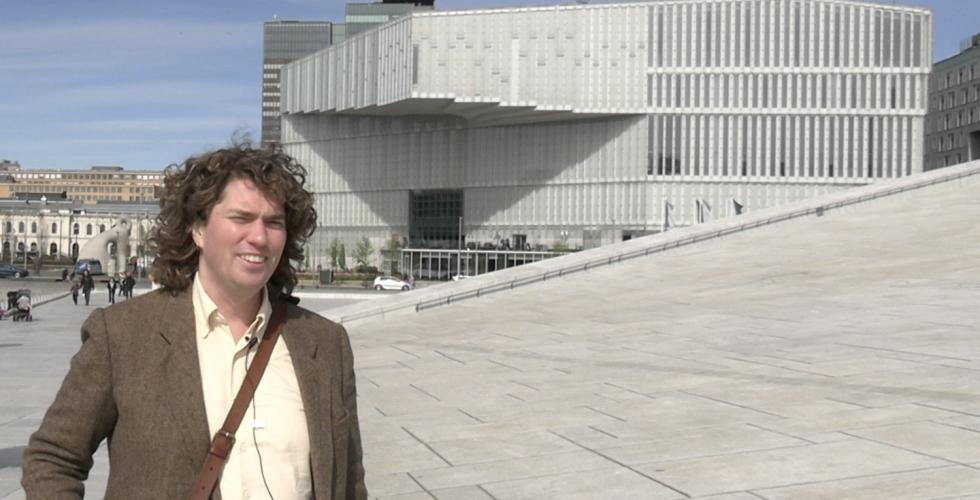 Mann utenfor Operaen