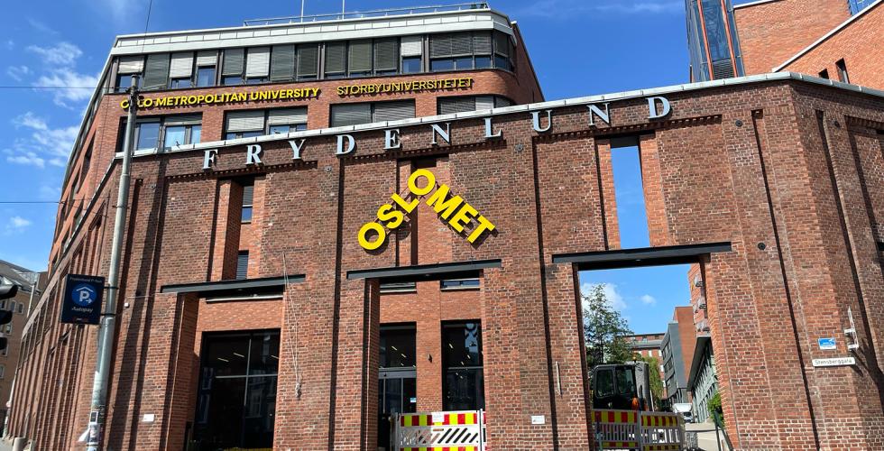 Et murbygg hvor det st&aring;r OsloMet i gul skrift