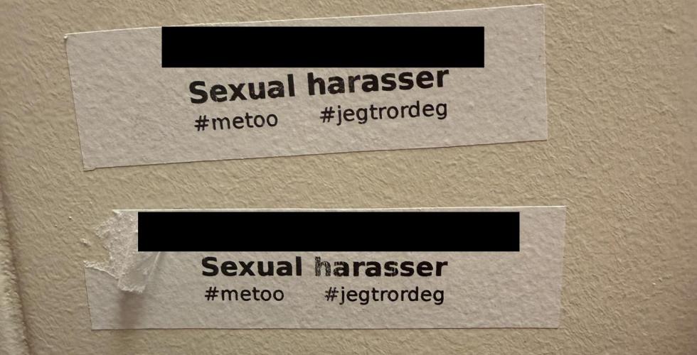 To sm&aring; lapper er festet p&aring; en beige flisvegg, med teksten &laquo;Sexual harasser&raquo; etterfulgt av emneknaggene &laquo;#metoo&raquo; og &laquo;#jegtrordeg&raquo;. Navnene &oslash;verst p&aring; lappene er sladdet med svarte streker, og den ene lappen er delvis revet av p&aring; venstre side.