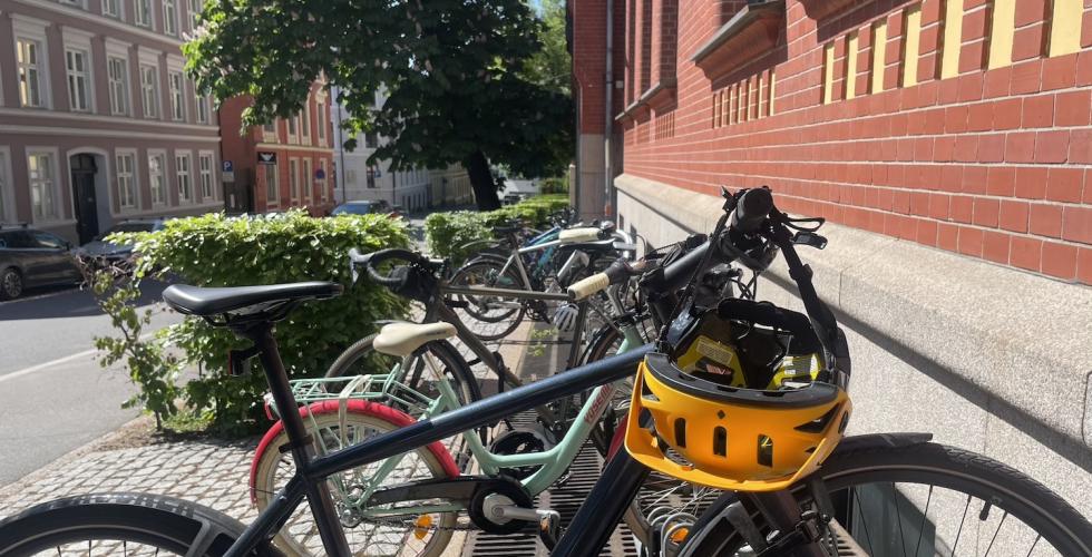 Sykkel med hjelm som henger p&aring; styret