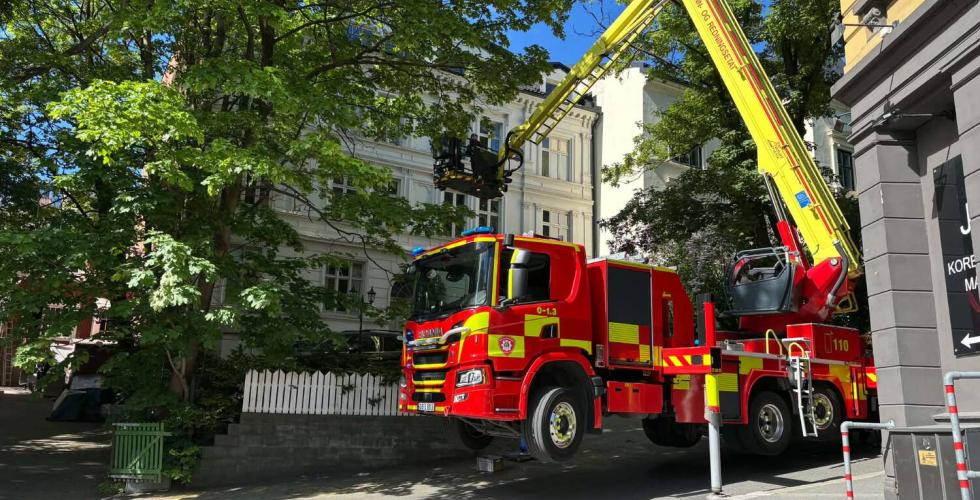 En brannbil og en heisekran i Homansveien