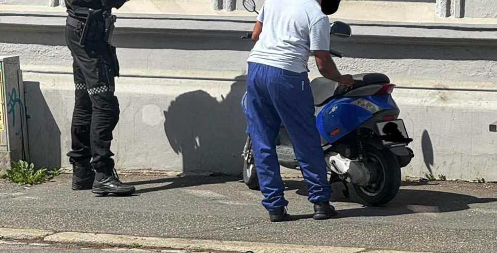 en mann med en moped i vogts gate