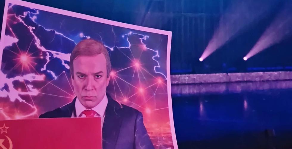 En plakat med et bilde av P&aring;l Christian Eggen som putin og et sovjetisk flagg.