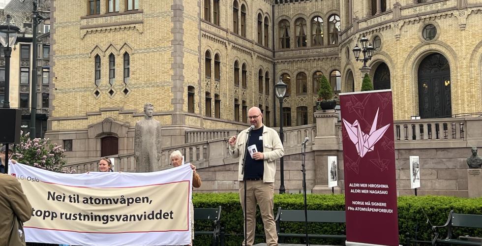 Demonstrasjon om atomv&aring;pen utenfor Stortinget