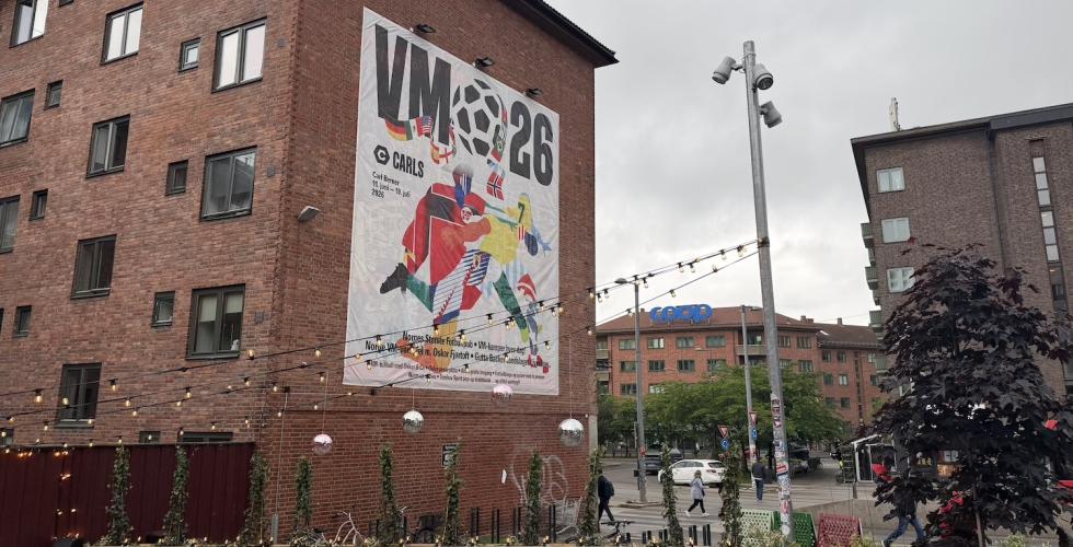Utenfor Carls henger en stor plakat om fotball-VM