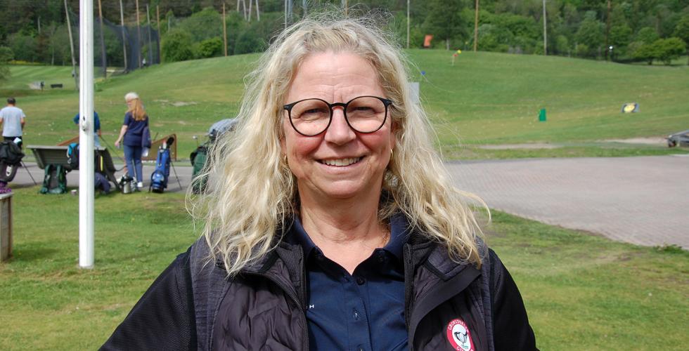 Daglig leder i Groruddalen Golfklubb, Gitte Enerly Selstad, foran drivingrangen.