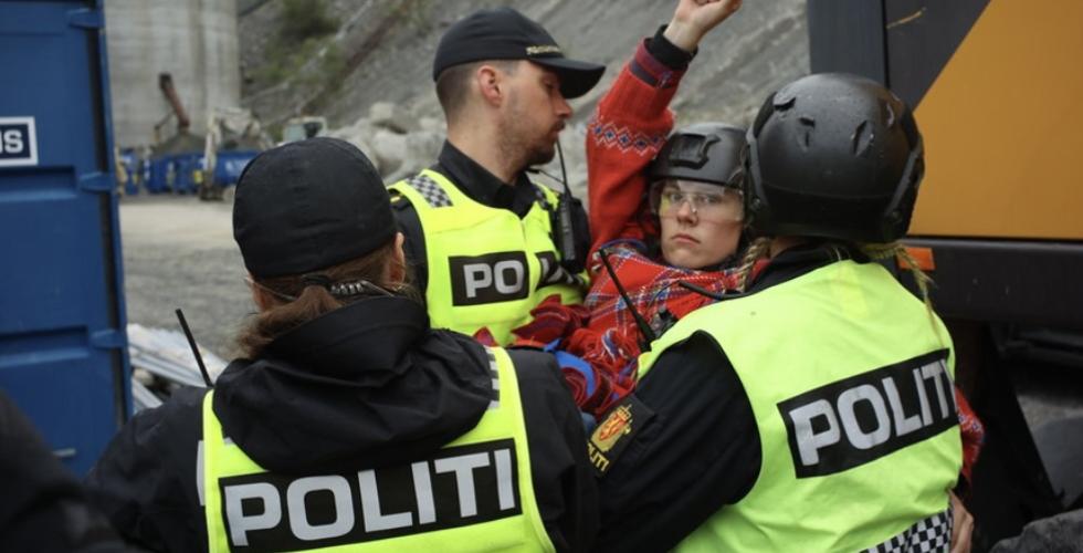 Aksjonist blir b&aring;ret bort av politiet