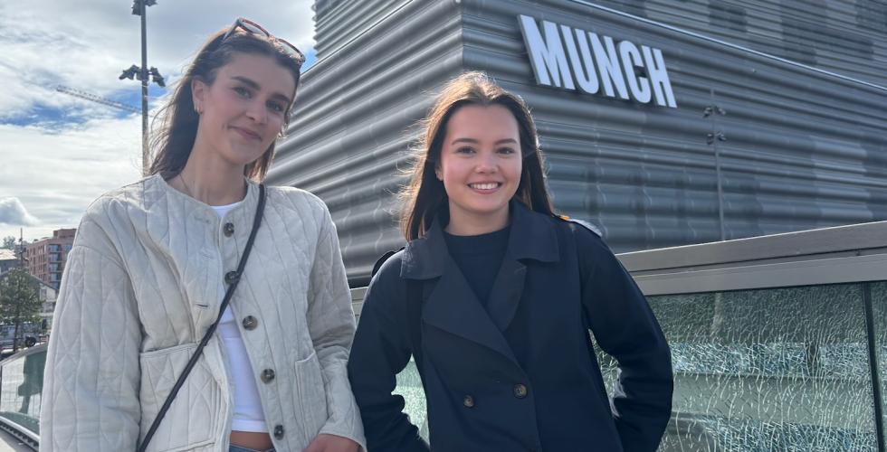 Kristine Kullerud (20) og Samantha Rimestad (20) utenfor Munchmuseet i Bj&oslash;rvika.