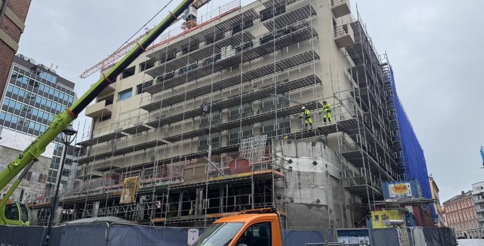 Byggningsarbeidere st&aring;r p&aring; et stilas i Oslo