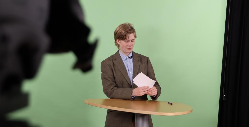 Programleder Ask Bjelvin I studio til Gammeldagsrevyen