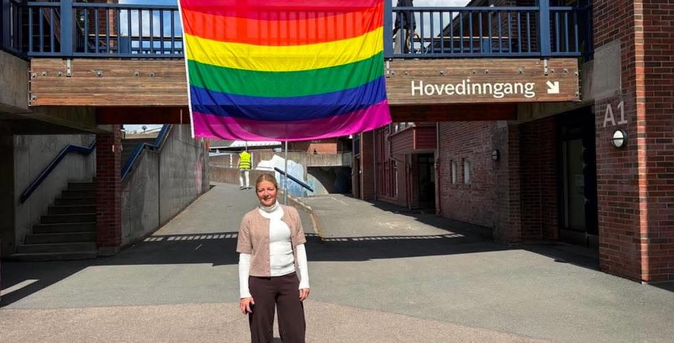 Rektor forran prideflagg