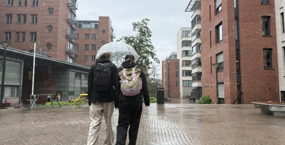 Regnv&aelig;r p&aring; campus med paraply