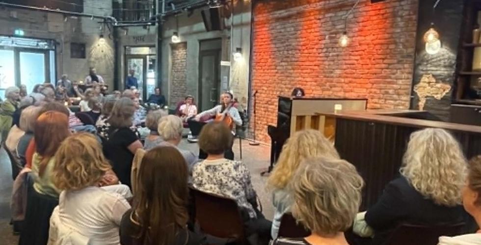 Publikum ser p&aring; konsert p&aring; Sentralen