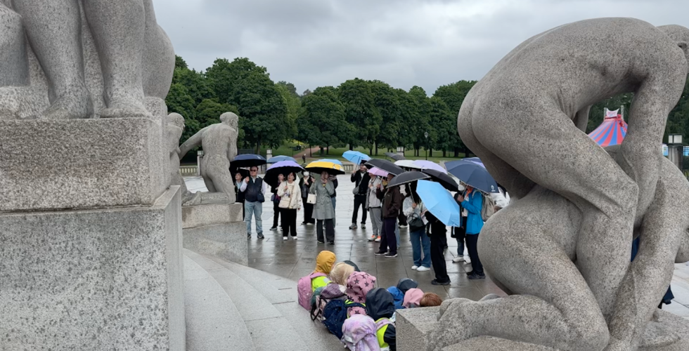 Turister og barehage p&aring; vandring i Vigelandsparken 