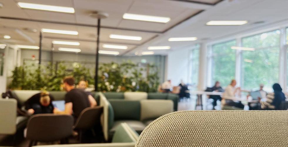 Universitetssal med studenter som arbeider med skole