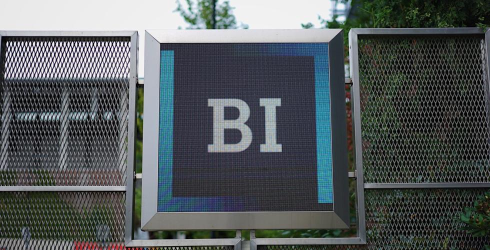 BI logoen utenfor BI i Oslo