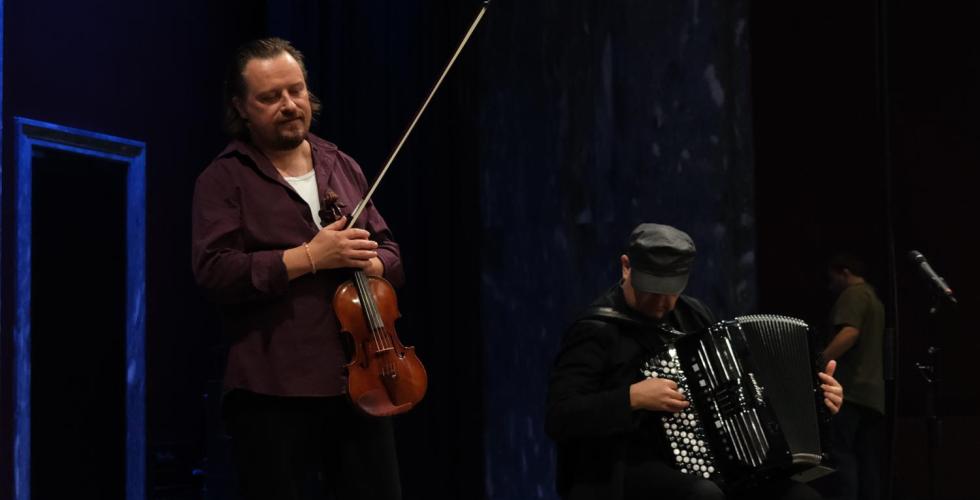Her ser du to musikere på scenen