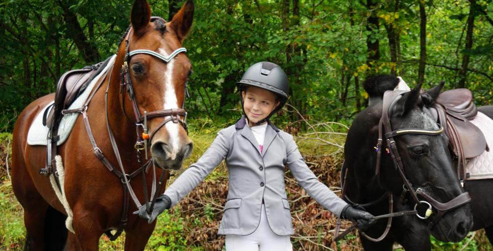 Ung sprangrytter og hennes to ponnier