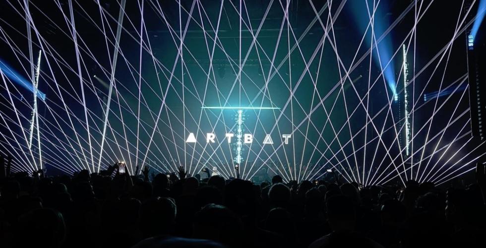 ARTBAT p&aring; scenen. masse strobelys.