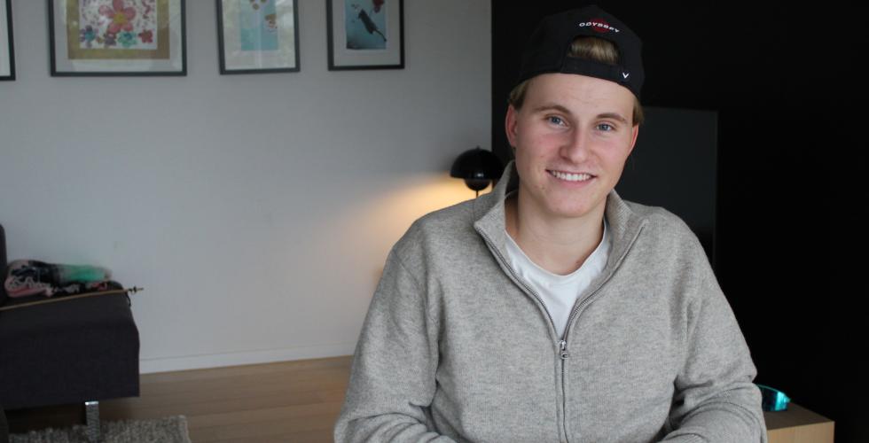 Gutt smiler til kamera