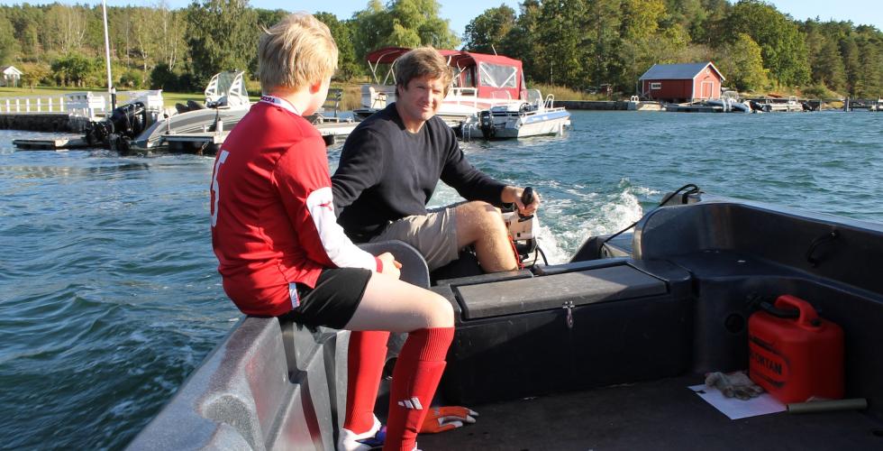Knut kjører Jens til fotballtrening
