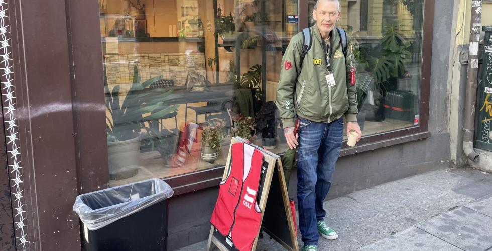 Frank st&aring;r utenfor Erlik Oslo-lokalene